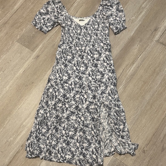 Abercrombie & Fitch Dresses & Skirts - Abercrombie & Fitch Monochrome Floral Midi Dress